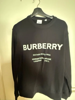 Svart sweatshirt från Burberry - Helt ny sweatshirt från Burberry i storlek S. Aldrig använd endast testad! Hör av er vid intresse eller vid önskan om fler bilder!