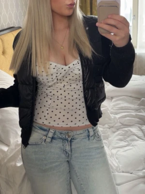 Subdued linne - Jättefint subdued linne med fin detalj på bysten i storlek M men sitter väldigt tight och kort så skulle säga S💕 