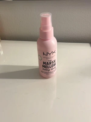 Nyx setting spray  - Säljer en settingspray ifrån NYX. Den heter ”the marshmallows” och testat en gång. Nypris är 159 kr men finns för 111 kr på Lyko just nu så säljer för endast 79 kr 