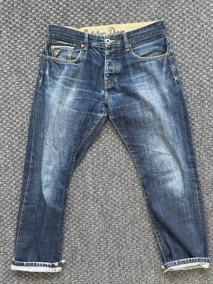 QuickSilver raw denim japanese selvedge jeans (one of one) - Säljer nu dessa sjukt snygga vintage raw denim japanese selvedge jeans från QuickSilver! Storlek W33 men passar bättre för någon som bär W32! Riktigt snygga fades och whiskers som bara blir snyggare med tiden😊 Säljs ej i butik sedan länge så dessa jeans är verkligen one of a kind🤝 Skriv vid funderingar 🙌