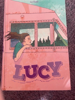 Bok, ”Lucy” av Liz Elwes - ”Lucy” är en bok av Liz Elwes som handlar om Lucy, hennes familj och släktingar i Kanada. Det är en inbunden bok, av förlaget Girl:it💓