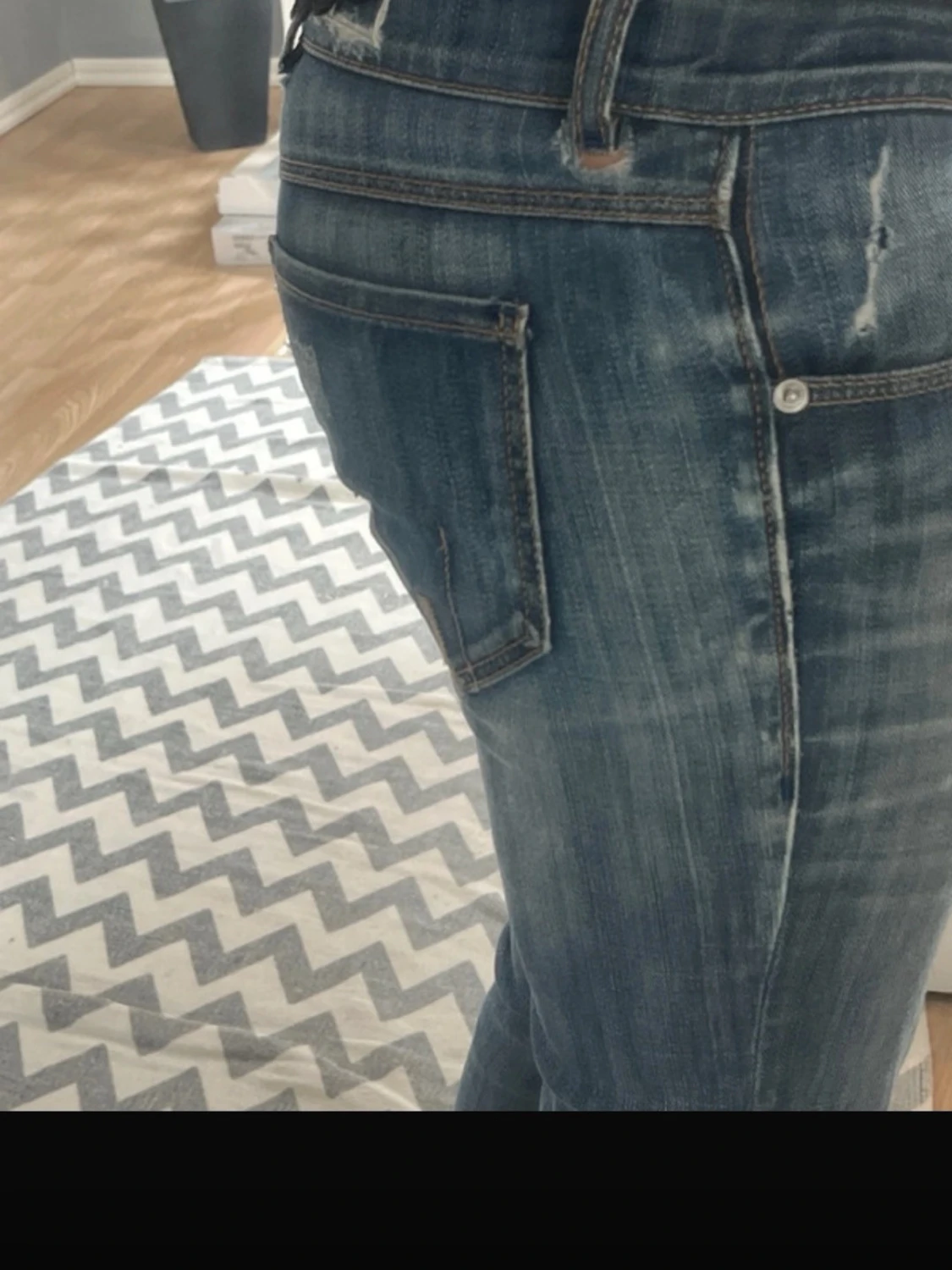 Blå bootcut jeans med slitning - 4