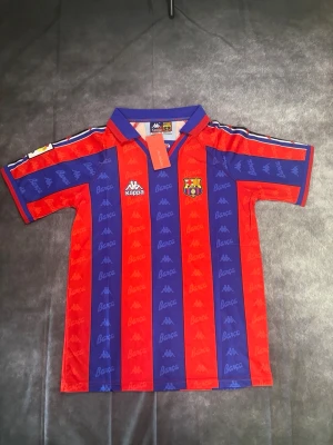 Barcelona tröja  - Barcelona tröja ⚽ Storlek: S 🆕 Helt ny med tag kvar Packeteras ordentligt inför leverans 📦