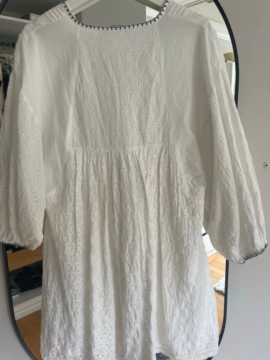 Vit broderad kort klänning - 1