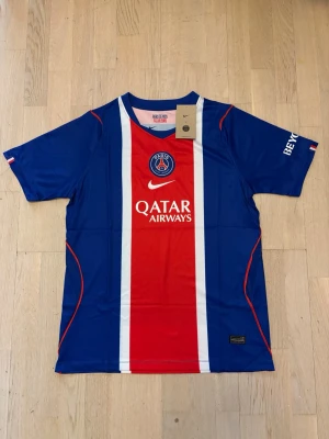 PSG 2026/2027 Tröja - Paris-Saint-Germain 2026/2027 season Home jersey Nike Size M Sell because of two very small spots (see last picture) New