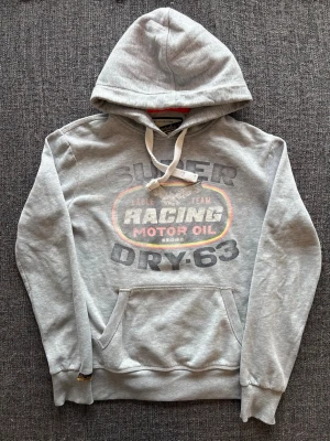 Superdry hoodie ~ limited edition  - Sjukt eftertraktad Superdry tröja i M – grå 2000’s vintage modell 🌿  Fint skick, sällsynt modell som är svår att få tag på idag. Bra passform och sitter riktigt snyggt på kroppen.  Perfekt plagg för vardag och layering. Passar perfekt nu till våren och sommaren ☀️📦✌️
