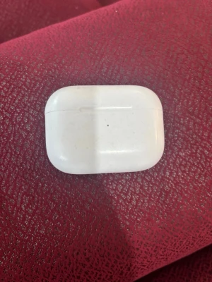 Airpods pro 3 - Säljer ett par vita Apple AirPods Pro med tillhörande laddningsetui. Hörlurarna har en stilren och kompakt design med silikonproppar för bättre passform och brusreducering. Perfekta för musik, samtal och träning. Laddningsetuiet är också vitt och har en LED-indikator.