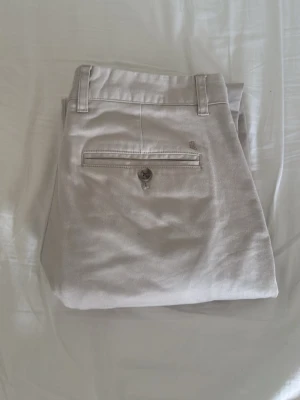 Chinos från Bondelid - Snygga beige chinos från Bondelid med klassisk passform och bakficka med knapp. Storlek w29, l32 och har även två vikbara kanter längst ner på benen för önskad passform! Nypris är 800kr. (Skriv vid funderingar!)