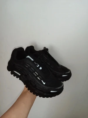 Nike x CDG shoes - Nike x CDG Homme Plus Air Max TL 2.5 – Size 40 Nike x Comme des Garçons Homme Plus Air Max TL 2.5 in size EU 40. Good overall condition Normal signs of wear from use Comfortable and stylish collaboration model Original details and shape maintained Clean and ready to wear A great opportunity to pick up a sought-after Nike x CDG collaboration at a good price. Feel free to message me if you have any questions or would like additional photos.