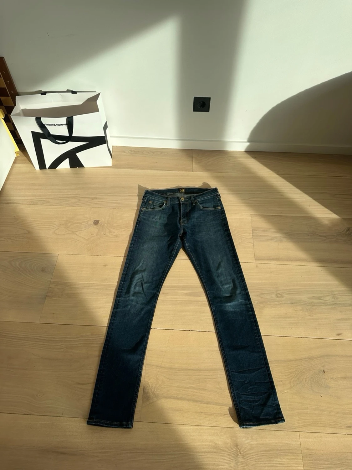 Mörkblå smala jeans från Lee