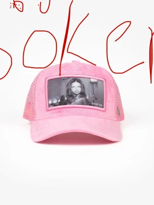Svart truckerkeps från Onecap - SÖKER!! En svart eller rosa keps från One cap med Adriana Lima på!