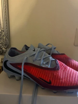 Taha Alis signerade skor - Taha Alis egna skor signerade. Nike elite fotbollsskor, orginal pris (3099kr).