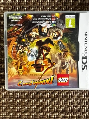 LEGO Indiana Jones 2 till Nintendo DS - Säljer spelet LEGO Indiana Jones 2: The Adventure Continues till Nintendo DS. Omslaget är färgglatt med LEGO-figurer och äventyrstema. Spelet är i plastfodral och passar för dig som gillar action och pussel i LEGO-världen.