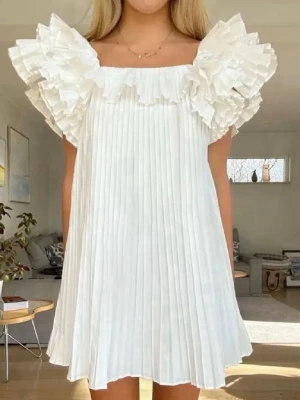Vit klänning från Zara - Helt ny med prislapp!! Supersöt vit klänning från Zara med plisserat tyg och stora volangärmar. Första bilden är inte min men den andra är det.