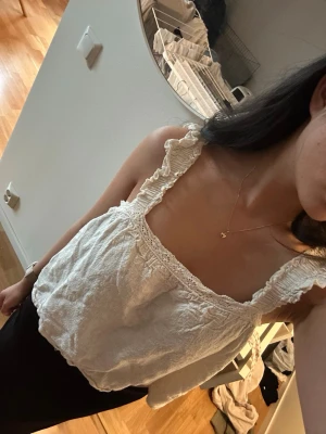 Vit linnetopp med volangdetaljer - Söt beige linnetopp med volangdetaljer vid axelbanden, topp från shein storlek S skulle jag säga