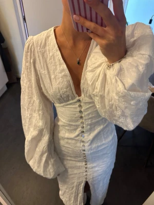 Vit lång klänning från Adoore - ADOORE Positano XS, vit med broderi. Ny 1700kr
