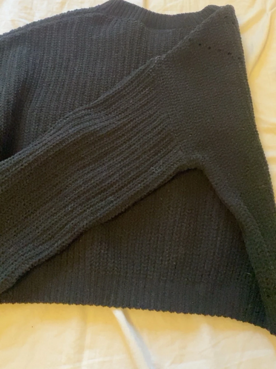 Svart stickad tröja med rund hals - 1