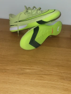 Nike Air Zoom fotbollsskor neon - Säljer ett par Nike Air Zoom fotbollsskor i neon-gult med svart och vit detalj. Skorna har en låg profil, snörning och en slitstark yttersula med grepp. Stora Nike-loggor på ovansidan och undersidan. Perfekta för dig som vill sticka ut på planen. Pris kan diskuteras vid snabb affär!! 🔥🔥🔥 