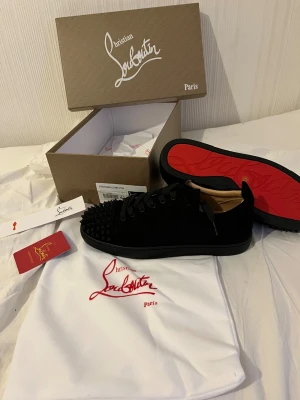 Loubs väldigt snygga storlek 43 - Loubs storlek 43 väldigt snygga designad allt i bilden ingår påsen boxen.