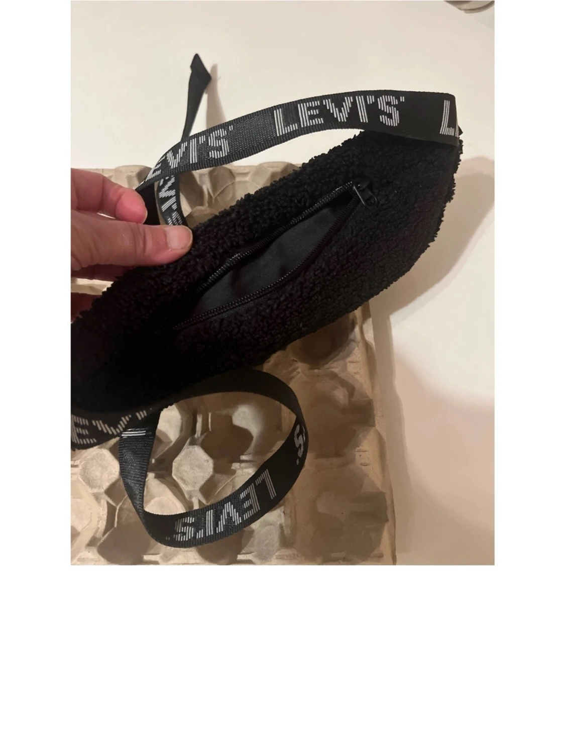 Svart magväska i teddy från Levi's - 2