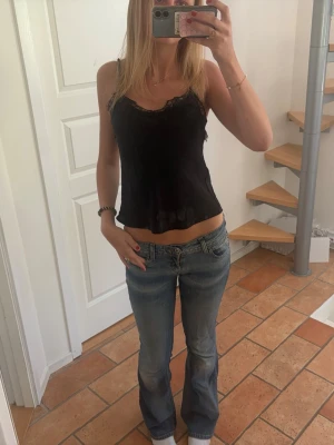 Levis jeans - Levis lågmidjade bootcut jeans. En liten defekt på insidan (bild 4)  Midjemått - 36 cm Grenhöjd - 19 cm Lårbredd - 20 cm Innebenslängden - 85 cm Skriv vid fler frågor, pris kan diskuteras 🩷🩷😚😚