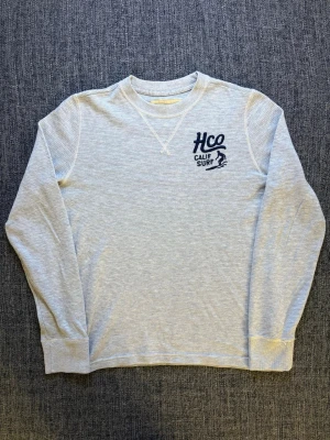 Hollister surf longsleeve ~ sällsynt  - Hollister surf LongSleeve | skick 9/10 | vintage passar perfekt nu till sommaren/våren - rekommenderad längd 174-184cm | obs kan frakta inom 24h och gå ner lite i pris vid snabb affär 🌟