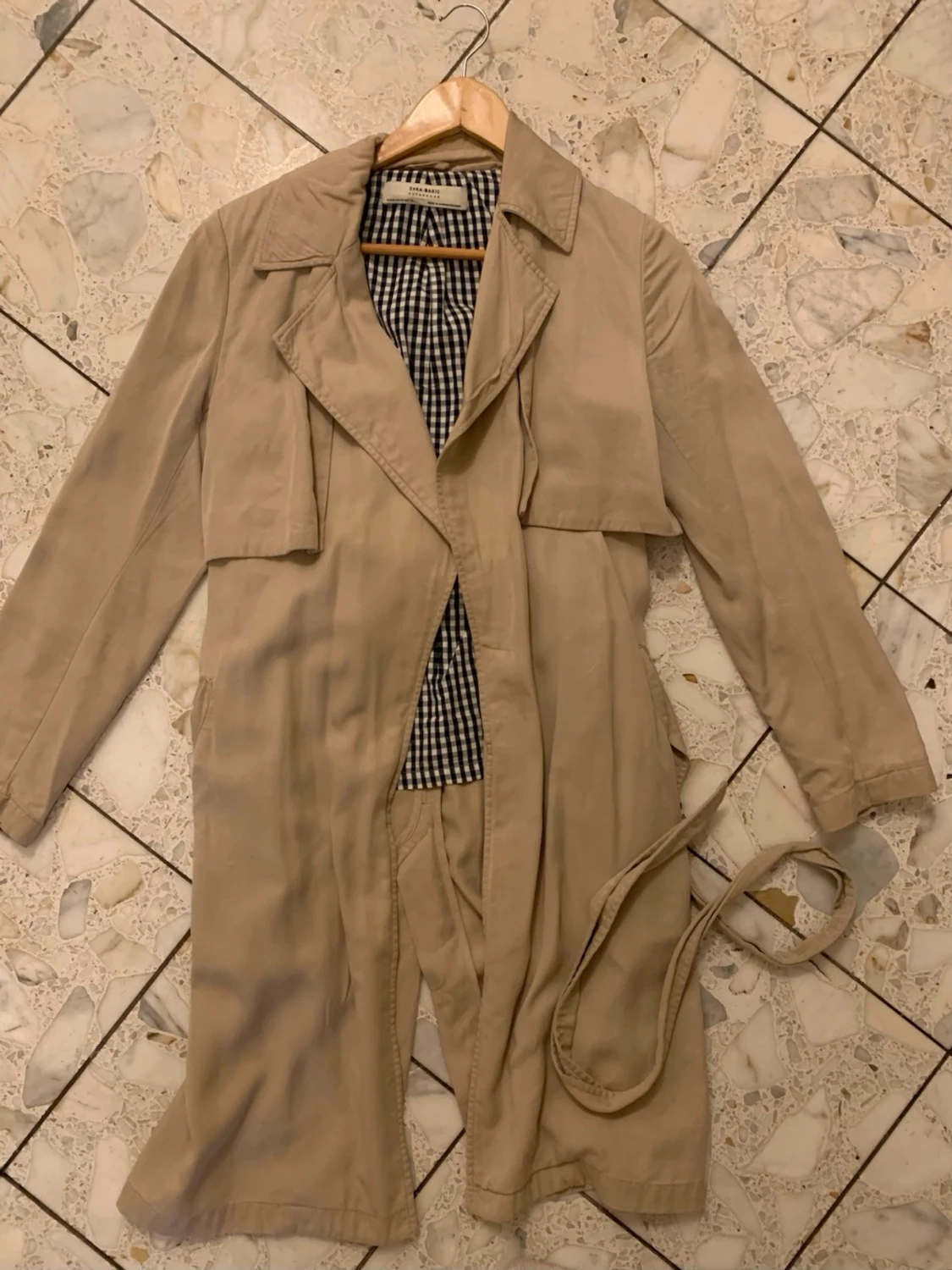 Beige trenchcoat med bälte från Zara 