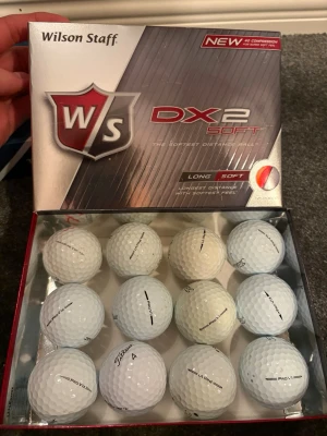 Titelest proV1 golfbollar i bra skick - Säljer ett dussin med vita proV1 golfbollar. Förpackningen är till Wilson bollar för det va de jag hade hemma. Förpackningen innehåller 12 bollar som är återvunna och i mycket bra skick