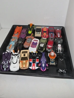 Samling leksaksbilar och fordon hotwheels - Säljer en samling med 20 olika leksaksbilar och fordon i varierande färger och former. Bland modellerna finns sportbilar, fantasibilar och fordon inspirerade av filmer som Star Wars och Batman. Materialet är mestadels metall och plast. Perfekt för dig som gillar att samla eller leka med bilar.