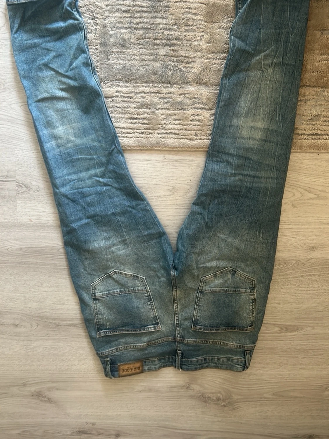 Blå slitna jeans  - 2