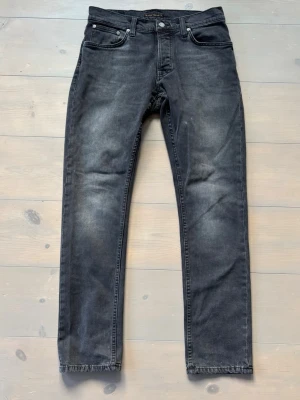 Nudie Jeans Grim Tim - Svarta nästintill oanvända Grim Tim. Strl 31/32