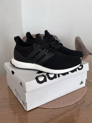 Adidas Ultraboost 1.0 - Adidas Ultraboost 1.0, Skick: 10/10 – helt oanvända, kommer med originalbox. Vid frågor eller intresse, skicka gärna ett DM.