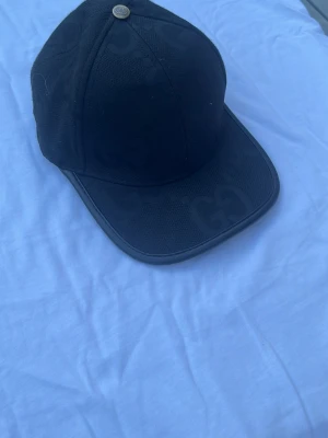 Svart keps - tja säljer min svarta keps i bra skick inga defekter