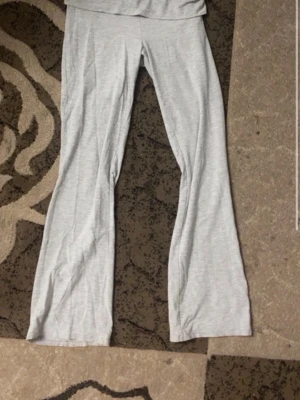 Gråa yogapants - Gråa yoga pants i storlek 158/164 men passar mig som har S