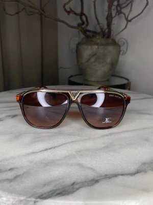 Solglasögon  - Din go-to profil för sommarens trendigaste solglasögon! 🕶️🔥 