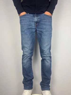 Levis 511 Jeans Vintage - Levis 511. Raka jeans.  Färg: Blå med lätta fades | Modell: 511 | Storlek: W34 L34 | Vintage Premium Jeans. Passar perfekt på killen i bilden som är 189 cm.  Lite slitna i grenen men inget som påverkas vid användning.   Mått: A: 43 cm  B: 108 cm C: 18 cm D: 27 cm  Tveka inte att höra av dig minsta fråga eller fundering!  Skickas snabbt!