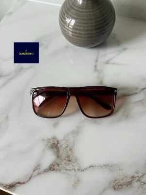 Bruna solglasögon  - Tja! Säljer dessa sjukt snygga solglasögon som liknar Rayban boyfriend. Tveka inte på att höra av dig vid frågor!🙌