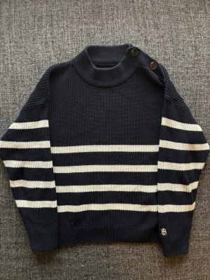 Bondelid tröja ~ vintage  - Sjukt eftertraktad Bondelid stickad tröja i M – marinblå/vit randig modell 🌿  Fint skick, sällsynt modell och svår att få tag på idag. Passar perfekt nu till våren/sommaren ☀️📦✌️