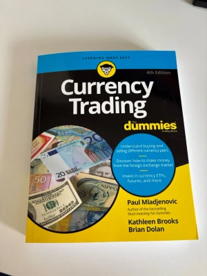 Currency Trading for Dummies bok - En bok på engelska med titeln 'Currency Trading for Dummies', 4:e upplagan, skriven av Paul Mladjenovic, Kathleen Brooks och Brian Dolan. Perfekt för dig som vill lära dig mer om investering och handel.
