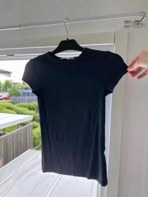Mörkblå tight t-shirt från Lager157 - Säljer den här t-shirt från lager157 pågrund av att den inte passar i storleken.  Anledning till att lappen på insidan saknas är pågrund av att jag inte tycker om att ha dem där för dem ”irriterar” mig😅  Men tvättgraden är 30 och modellen heter Cleo (har andra liknande tröjor fast i andra färger). 