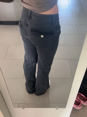 Lager 157 jeans - 90s boot jeans från lager 157 med low/mid waist, endast använda fåtal gånger. Fint skick utan defekter. Storlek S Short med nypris 400. 