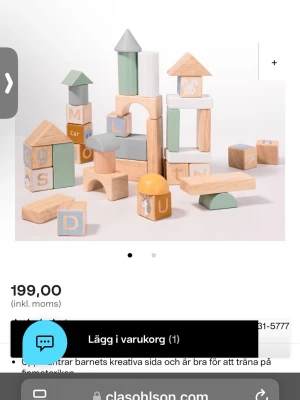 Byggklossar i trä med bokstäver - Säljer ett set med byggklossar i trä i olika former och färger som ljusblå, gul, grå och natur. Klossarna har bokstäver, siffror och bilder tryckta på sig, perfekt för lek och lärande. Materialet är trä och klossarna är både fyrkantiga, runda och trekantiga.