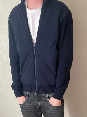 John Henric cardigan  - Tja säljer en John Henric cardigan | storlek: S | fint skick | hör av dig om du har. Göra funderingar😁
