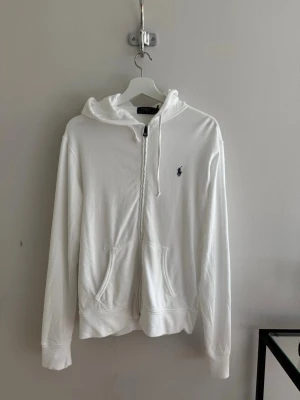Ralph Lauren hoodie zip - Säljer en nästan oanvänd vit Zip hoodie från Ralph Lauren i modellen Spa Terry, storlek M. Köpt för ca 10 månader sedan, kvitto finns. Nypris: 2300 kr
