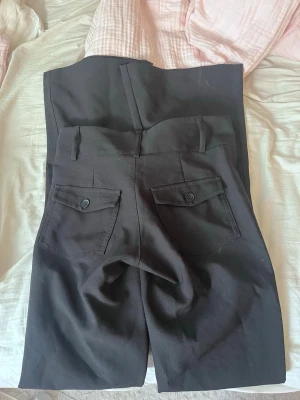 Kostymbyxor - Från Gina 