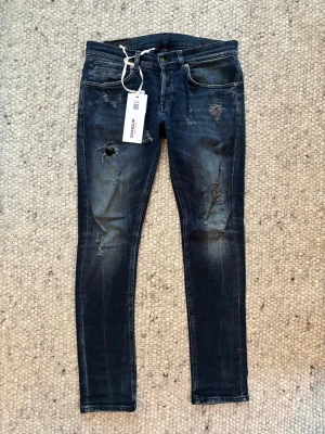 Dondup jeans - Speciell tvätt och snygga slitningar! nypris 3500 mitt endast 750kr knappt använda.  101cm längd  och 41,5cm midja 