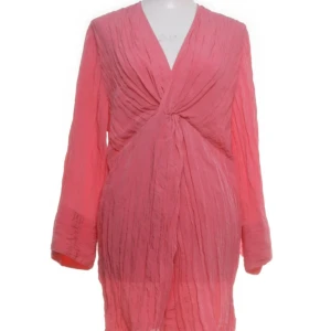 Korallrosa omlottklänning - Säljer en korallrosa klänning från H&M men jätte skönt material🩷