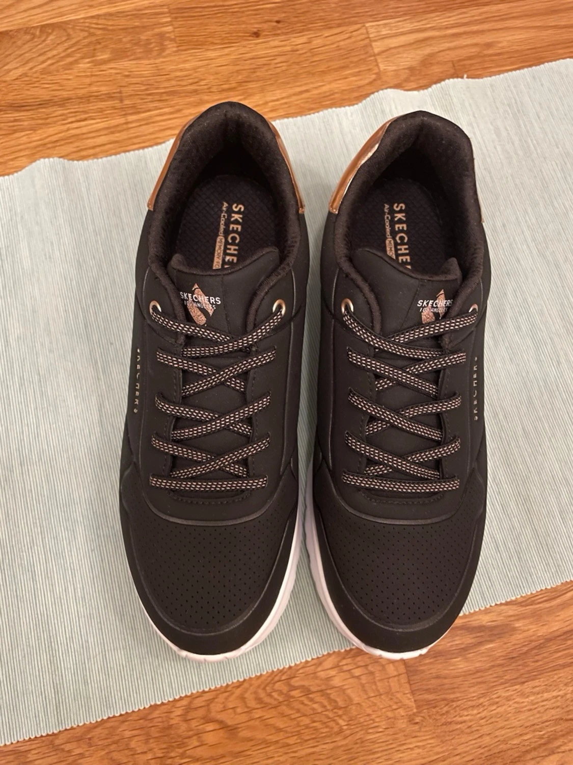 Svarta Skechers sneakers med vit sula - 4