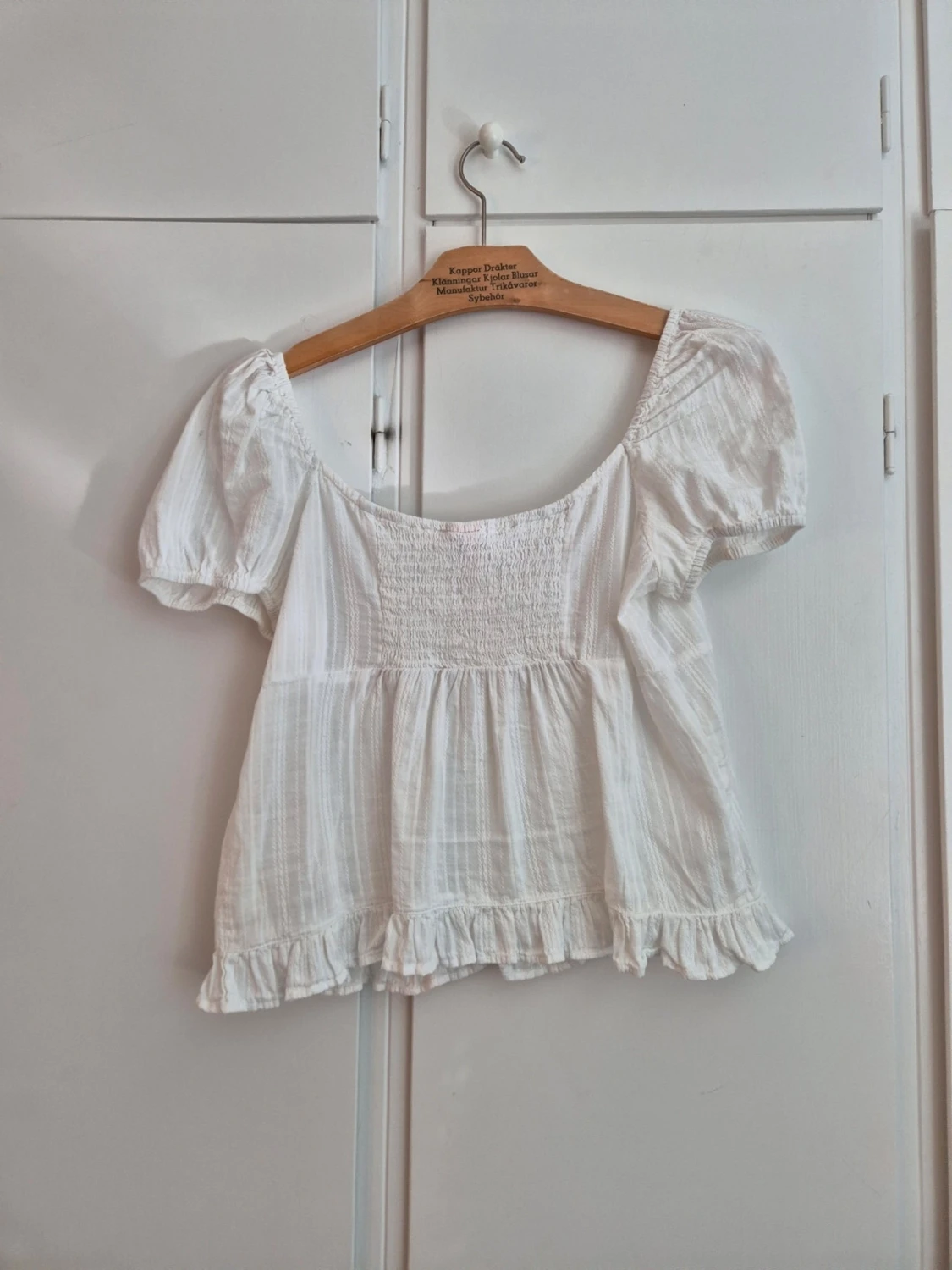 Vit blus med volang och puffärm - 2