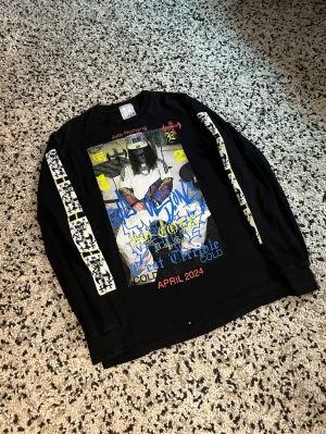 Bladee Long Sleeve Tröja Cold Visions Tour - Tjäääääaaa, säljer nu min riktigt sköna Bladee cold visions tröja i M👏 riktigt rare eftersom man bara fick tag på den i där konserterna tog plats🫡 sitter på lite lean merch oxå om now intresserade så är det bara att fråga😉